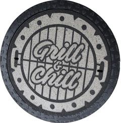 Schachtabdeckung_Grill_Chill_Beton_hell_Schrift_schwarz_009019001020_1.JPEG